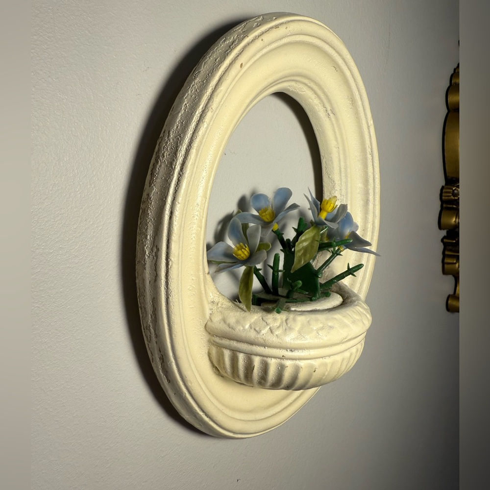 Vintage wall hanging. Plaster with faux periwinkle flowers 6x7.5” oval - Picture 3 of 8